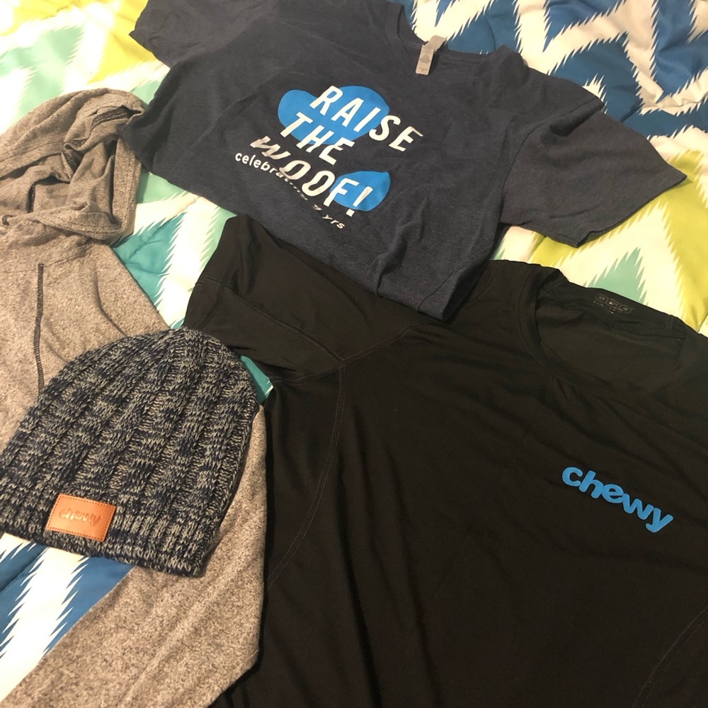 Chewy bundle 5 tshirts, 1 beanie, 1 hoodie